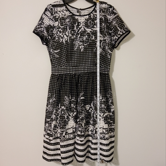 GABBY SKYE BLACK/WHITE FLORAL SHORT SLEEVE EYELET FIT & FLARE SCOOP NECK  SIZE 8 - Picture 2 of 12
